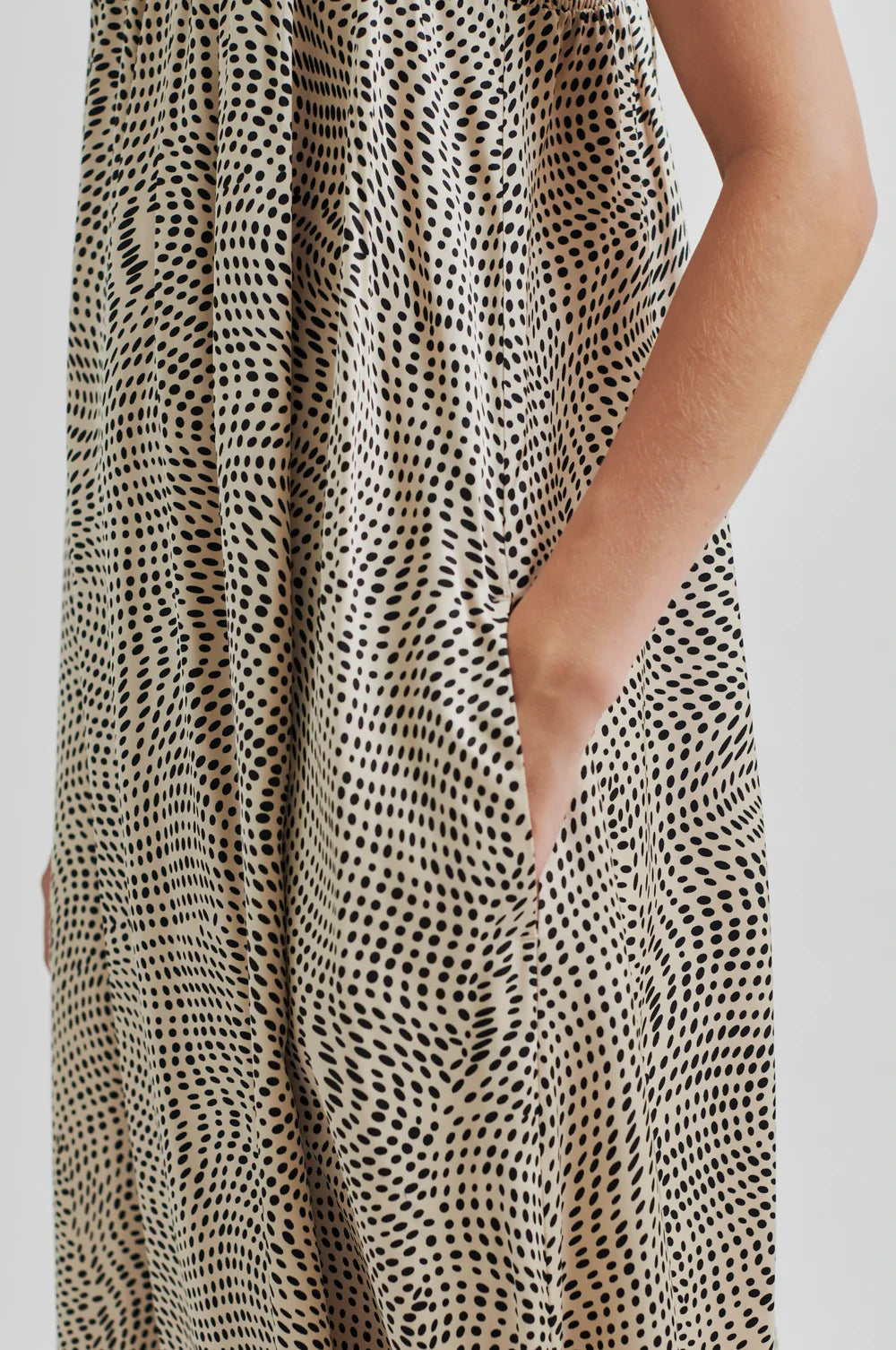 SECOND FEMALE „Peri Strap Dress“ - schwarz/beige