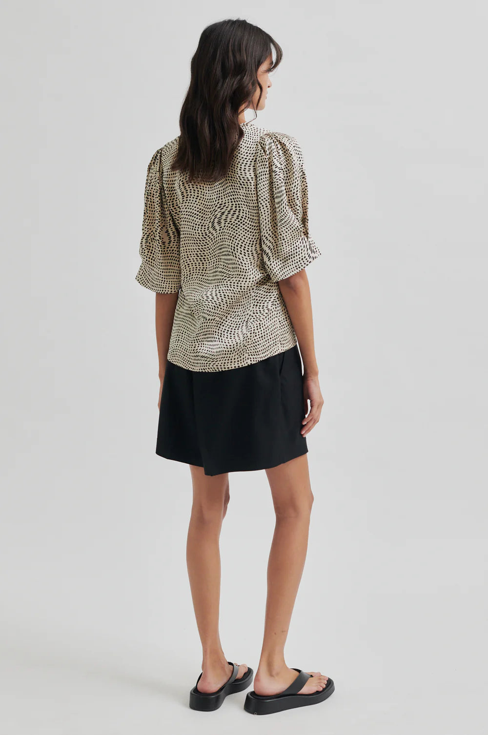 SECOND FEMALE „Peri Wrap Blouse“ - schwarz/beige
